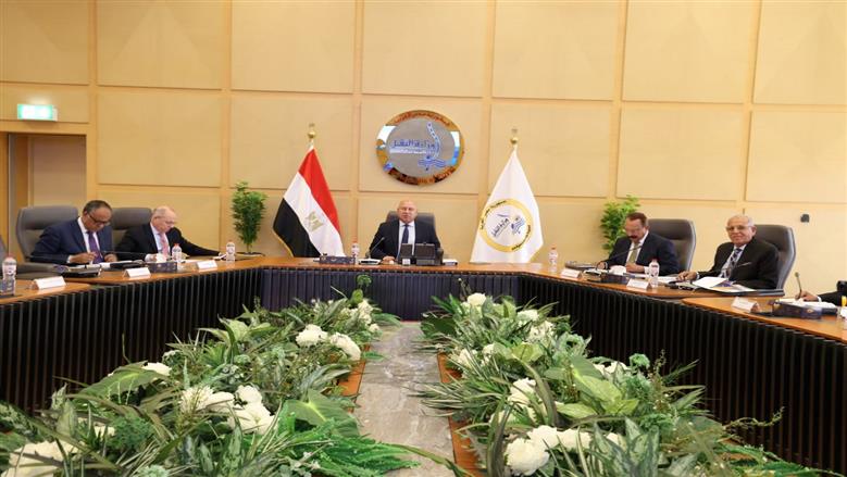«الوزير» يُوجّه بشراء ناقلة جديدة وبناء أخرى لرفع طاقة الأسطول التجاري إلى 40 سفينة بحلول 2030