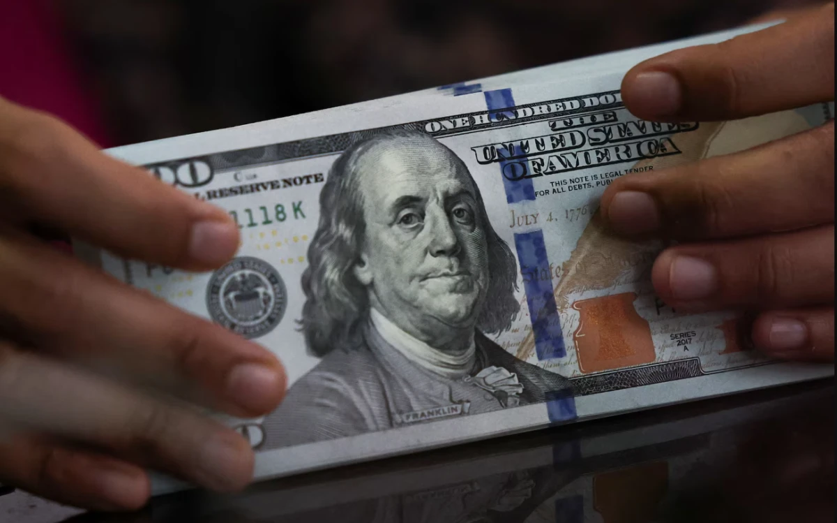 الدولار يهبط إلى أقل مستوى في 3 أشهر مع تقلص رهانات تشديد “الفيدرالي”