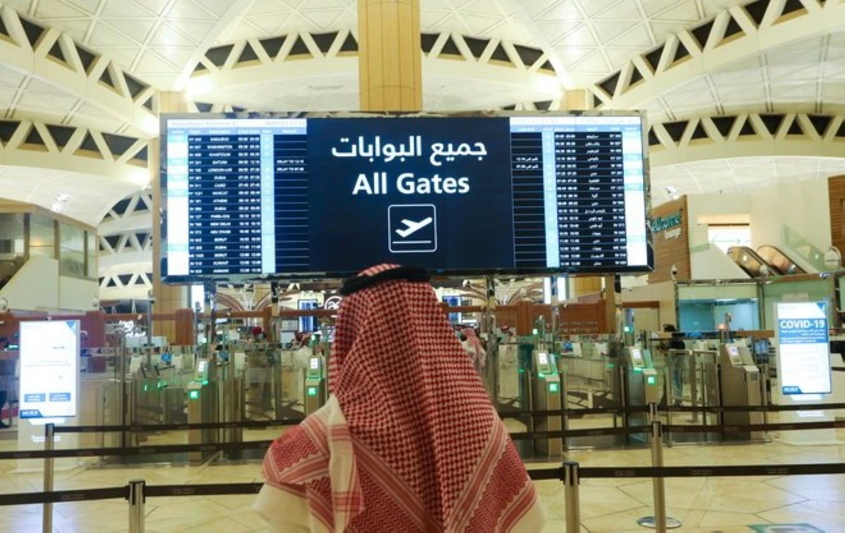 وداعاً للميكرفون .. الرياض تدخل عصر المطارات الصامتة