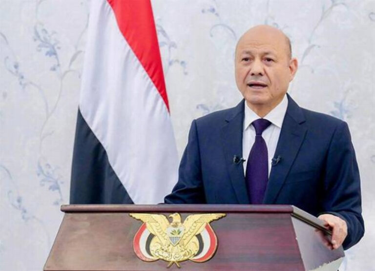 هجوم إرهابي حوثي بالصواريخ والمسيّرات على ميناء المخا اليمني