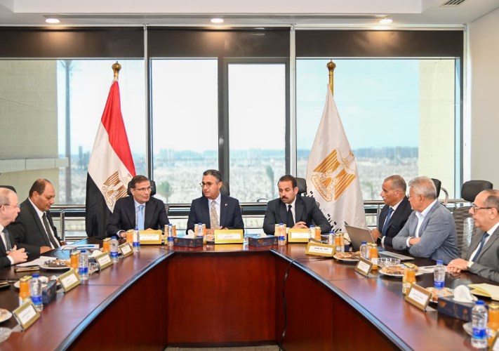 وزيرا التموين والزراعة ومدير جهاز مستقبل مصر يعقدون اجتماعًا ثلاثيًا بمدينة العلمين لمتابعة الخطوات التنفيذية للمشروع القومي «كاري أون»