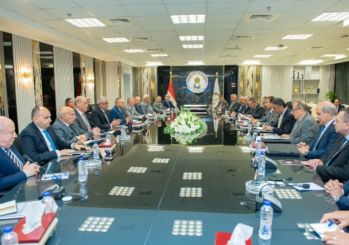 وزير الإنتاج الحربي يبحث مع «التموين» و«مستقبل مصر» دعم المشروعات القومية وتعزيز الأمن الغذائي