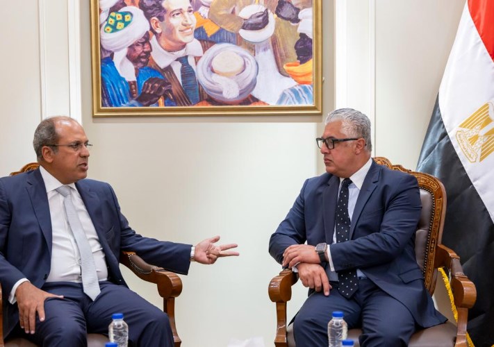 رئيس اقتصادية قناة السويس يستقبل رئيس الجامعة البريطانية في مصر لبحث التعاون في مجالات البحث العلمي والابتكار