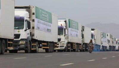 بالصور.. وصول 13 شاحنة إغاثية سعودية إلى عدن تحمل 4680 سلة غذائية