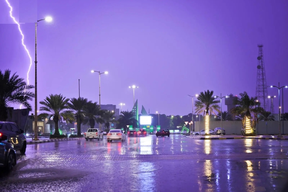 إنذار أحمر.. الدفاع المدني يدعو إلى توخي الحذر من أمطار غزيرة في عسير