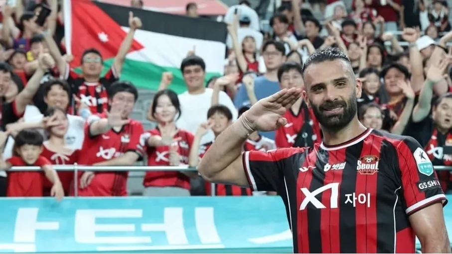 يزن العرب: رفع العلم الأردني بمدرجات سيؤول منحني شعورا بالفخر…