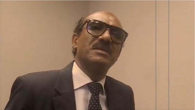فنان مصري يفاجئ الجميع بتجسيده شخصية أنور السادات