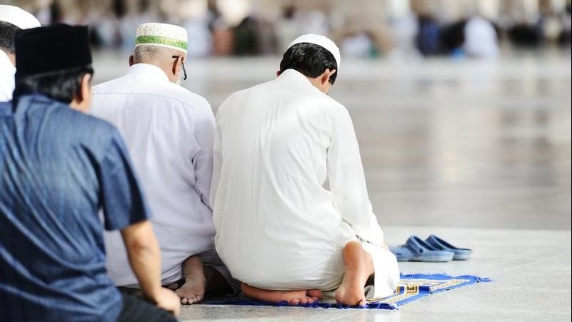 الإفتاء: يجوز للإمام أن يطيل الركوع انتظارًا لمن يريد الصلاة ما لم يتضرَّر الناس من التطويل