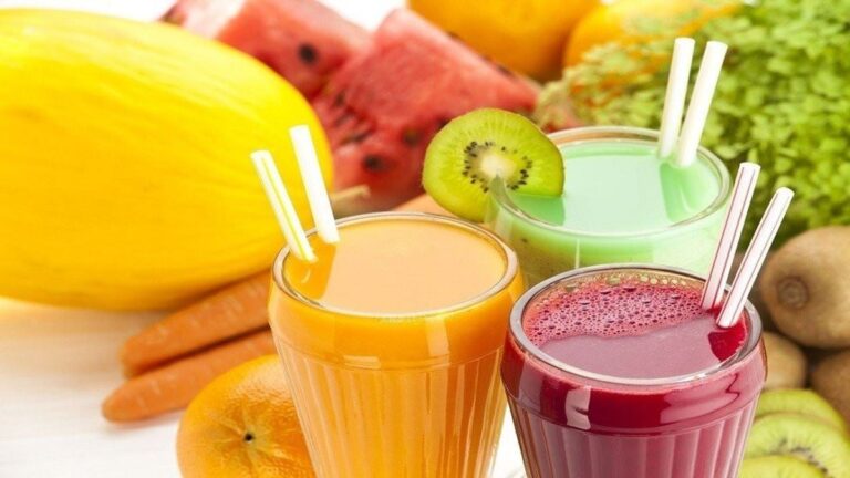 دراسة: كوب عصير يومياً يقلل الاكتئاب ويحسن المزاج لدى البالغين