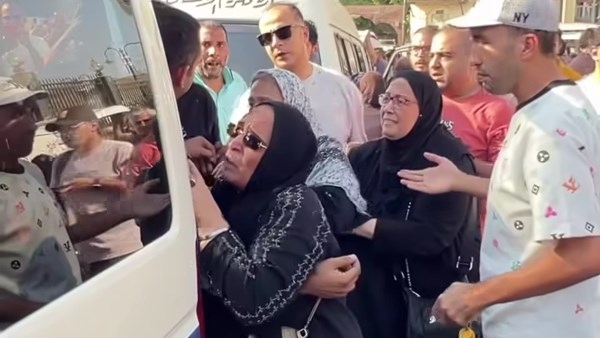 انهيار والدة الفنان الراحل عمرو محمد علي خلال تشييع جنازته