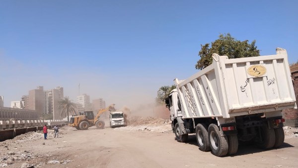 محافظ أسيوط: رفع المخلفات وتسوية طريق السفير بدر عبد العاطي