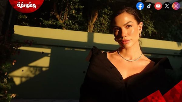 كيف حولت ديميت أوزديمير القميص الكلاسيكي إلى قطعة أزياء جريئة؟