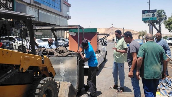 جهود لرفع الإشغالات والمخلفات داخل شوارع مدينة أسوان