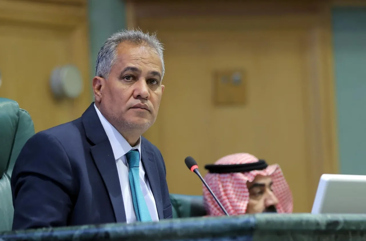 الهميسات يسائل الحكومة حول تعيينات في بلدية إربد الكبرى