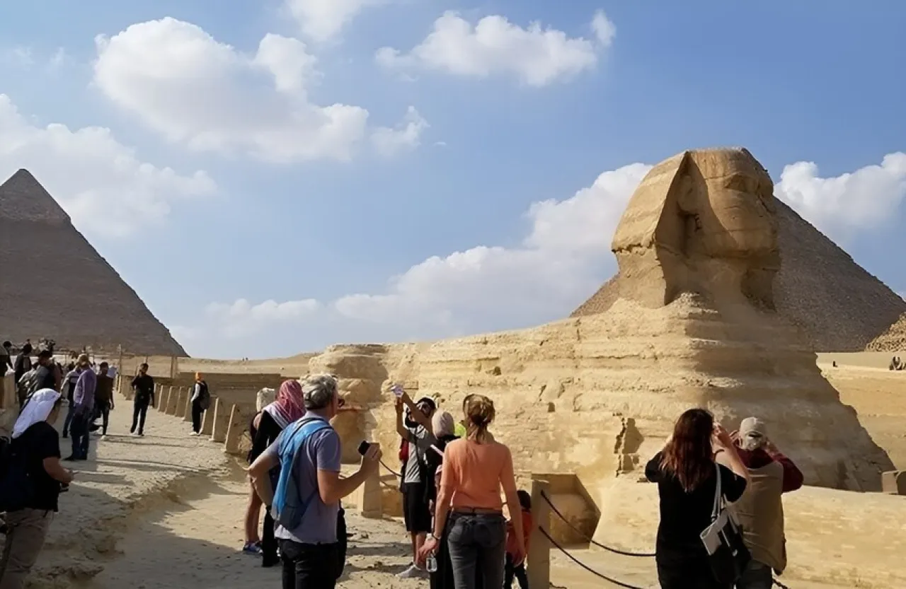 لقطة أمام أبو الهول تقلب الصور التذكارية إلى قضية.. توقيف أردني وفتاة مصرية