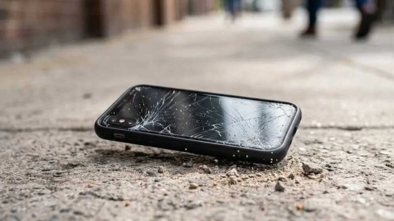 لماذا يتحطم هاتف من سقوط متر واحد بينما ينجو آخر من ارتفاع أكبر؟