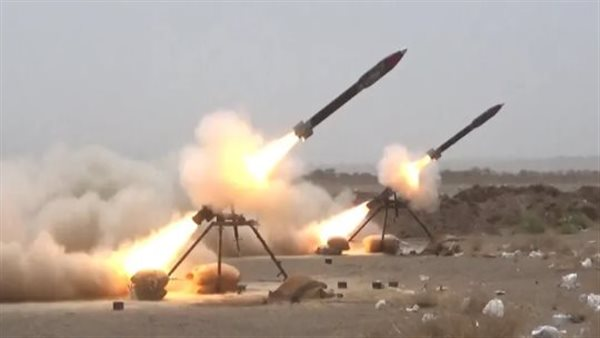 7 قتلى و30 مصابًا في هجوم حوثي بالصواريخ والمسيرات على ميناء المخا