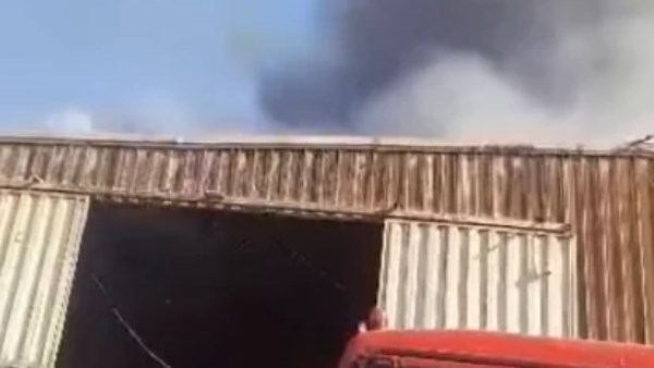 السيطرة على حريق في 5 كرفانات خشبية على طريق شرق العوينات