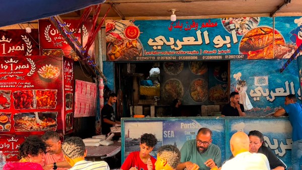 إقبال كبير على شواطئ بورسعيد وبورفؤاد وسوق الأسماك.. صور