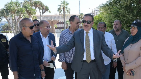 محافظ بورسعيد يتابع أعمال تطوير ورفع كفاءة ميدان الشهداء «المسلة»