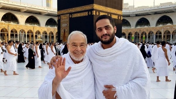 من أمام الكعبة.. شمس البارودي تستعيد ذكرياتها مع زوجها ونجلها الراحلين