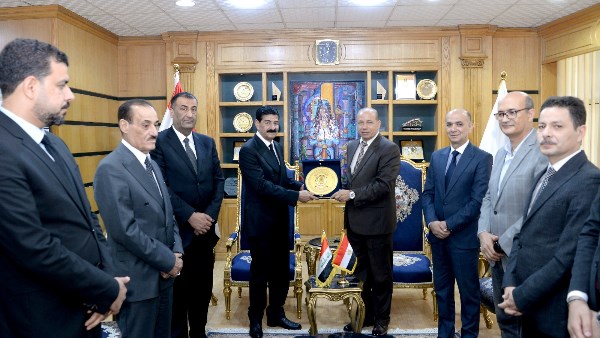 رئيس جامعة المنصورة يستقبل وفد جامعة المعقل العراقية لتعزيز التعاون الأكاديمي