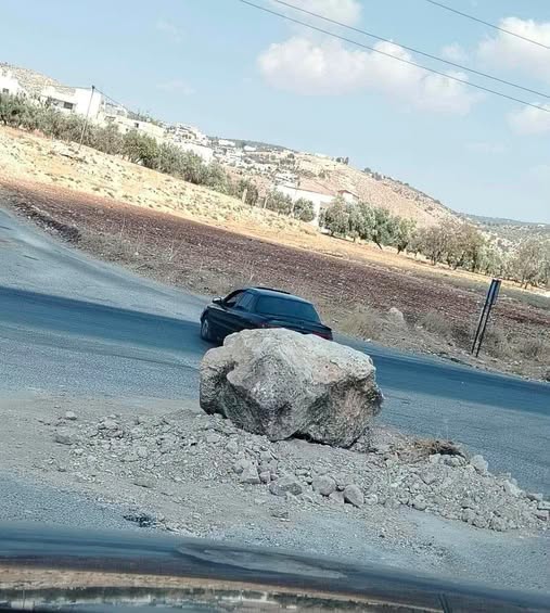 بعد فشل اللحام والصندوق الحديدي.. «صخرة ضخمة» تحرس محبس مياه في الكورة