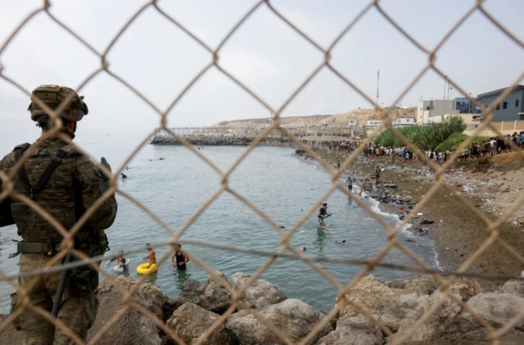 السلطات المغربية تقبض على 111 مهاجرا في طريقهم إلى سبتة الإسبانية – هلا اخبار