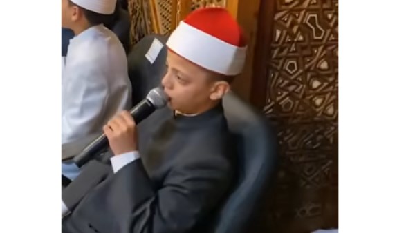 بصوتٍ شجي يأسر القلوب.. القارئ عبدالله عبدالموجود يتألق بابتهال «مولاي إني ببابك» من مسجد الحسين