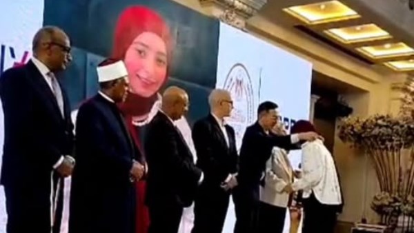 طالبة منطقة كفر الشيخ الأزهرية تحصل على منحة تدريبية خلال تكريمها بحفل المنصة اليابانية بالقاهرة