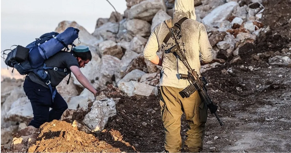 مستوطنون إسرائيليون يحاصرون 3 عائلات فلسطينية.. يوم ثالث بلا غذاء