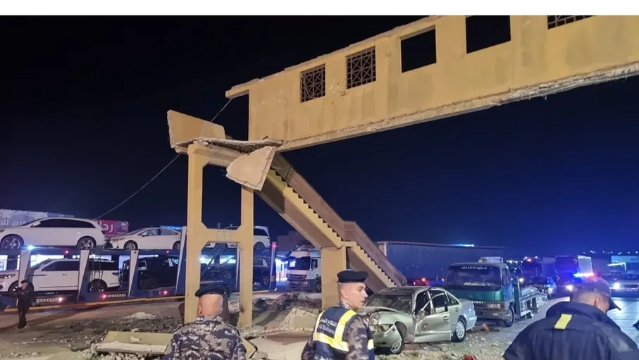 “الأشغال” تزيل جسر مشاة قرب حدود جابر بعد اصطدام شاحنة به وتعي…