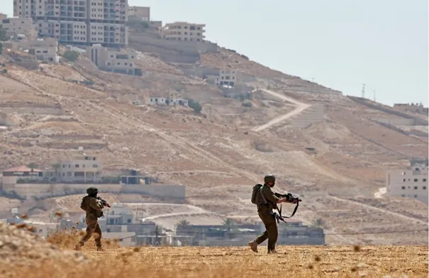 مستوطنون يتمركزون قرب منازل فلسطينية رغم عملية إخلاء…