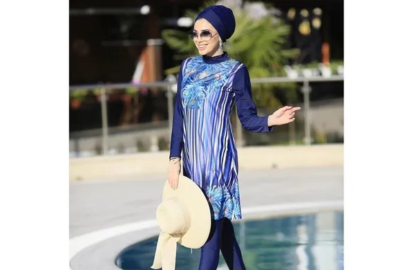 تبحثين عن إطلالة شاطئية أنيقة ومحتشمة؟ إليكِ أبرز تصاميم…