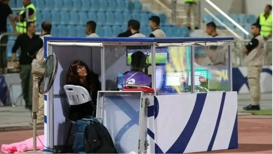 تقنية الفيديو في دوري المحترفين.. هل تقلل الحاجة للحكام الأجان…
