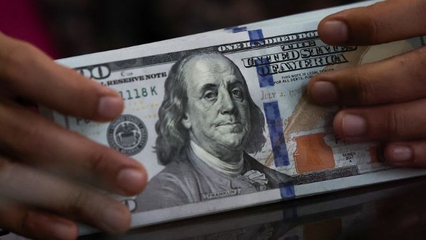 أعلى سعر لصرف الدولار اليوم الخميس