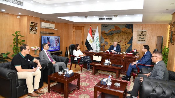 محافظ الفيوم يناقش مع وفد القومي لتنظيم الاتصالات آليات التوعية بحقوق المستخدمين