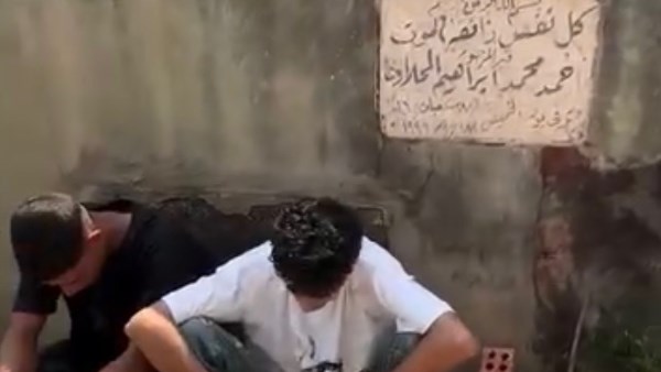 مشهد مؤثر.. شباب يجتمعون حول قبر صديقهم لختم القرآن والدعاء له