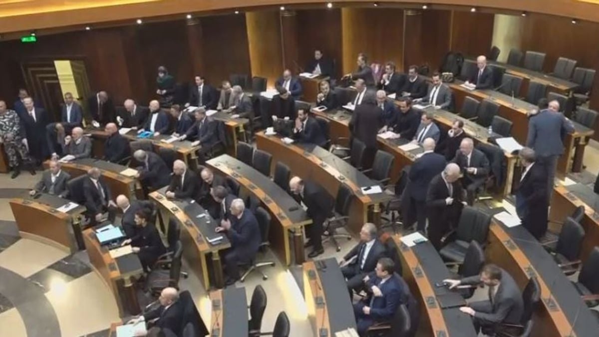 البرلمان اللبناني يقر قانون العفو العام المثير للانقسامات