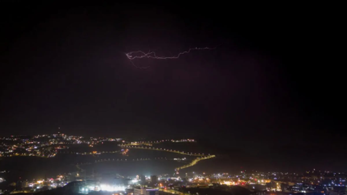 البرق يضيء سماء الباحة وسط أجواء صيفية ممطرة