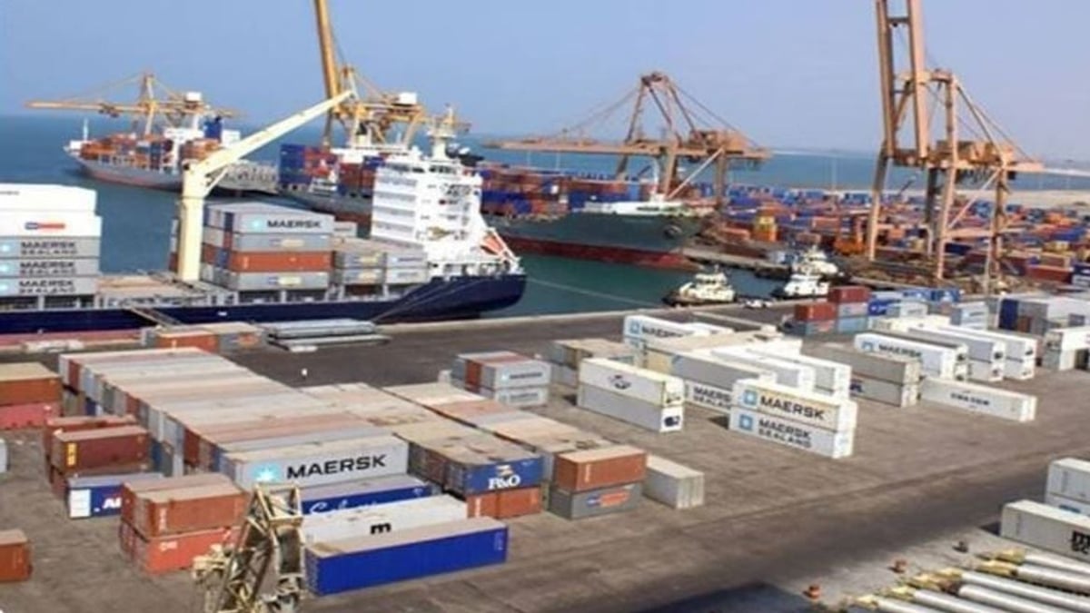 مدير ميناء المخا يعلن الوقف الكامل للنشاط التجاري والملاحي جراء هجمات مليشيا الحوثي
