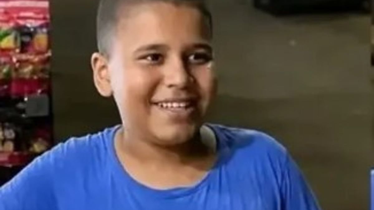 طفل مصري يشغل منصات التواصل بلغاته المتعددة وتفاعله مع السياح