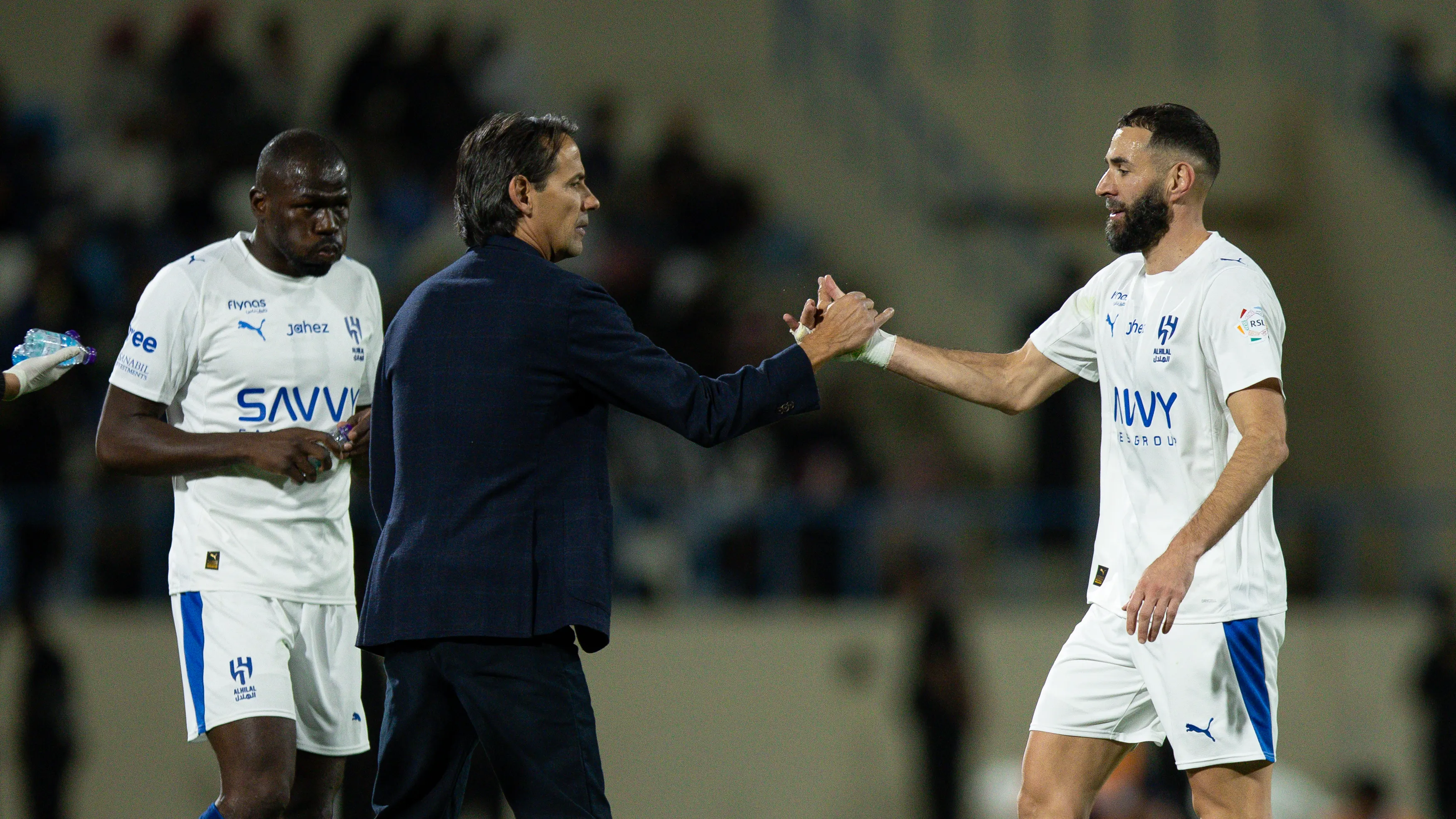 نجم سعودي سابق: بنزيما فضح إنزاجي والهلال!