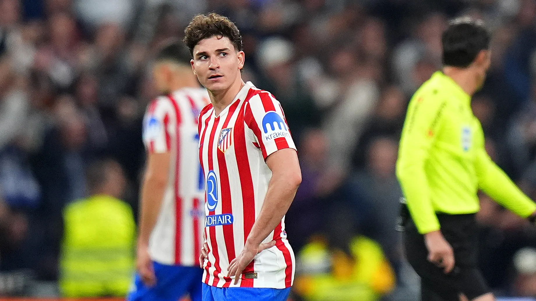 رئيس أتلتيكو يرد.. هل يصطدم ألفاريز بغضب جماهير مدريد بعد أزمة برشلونة؟