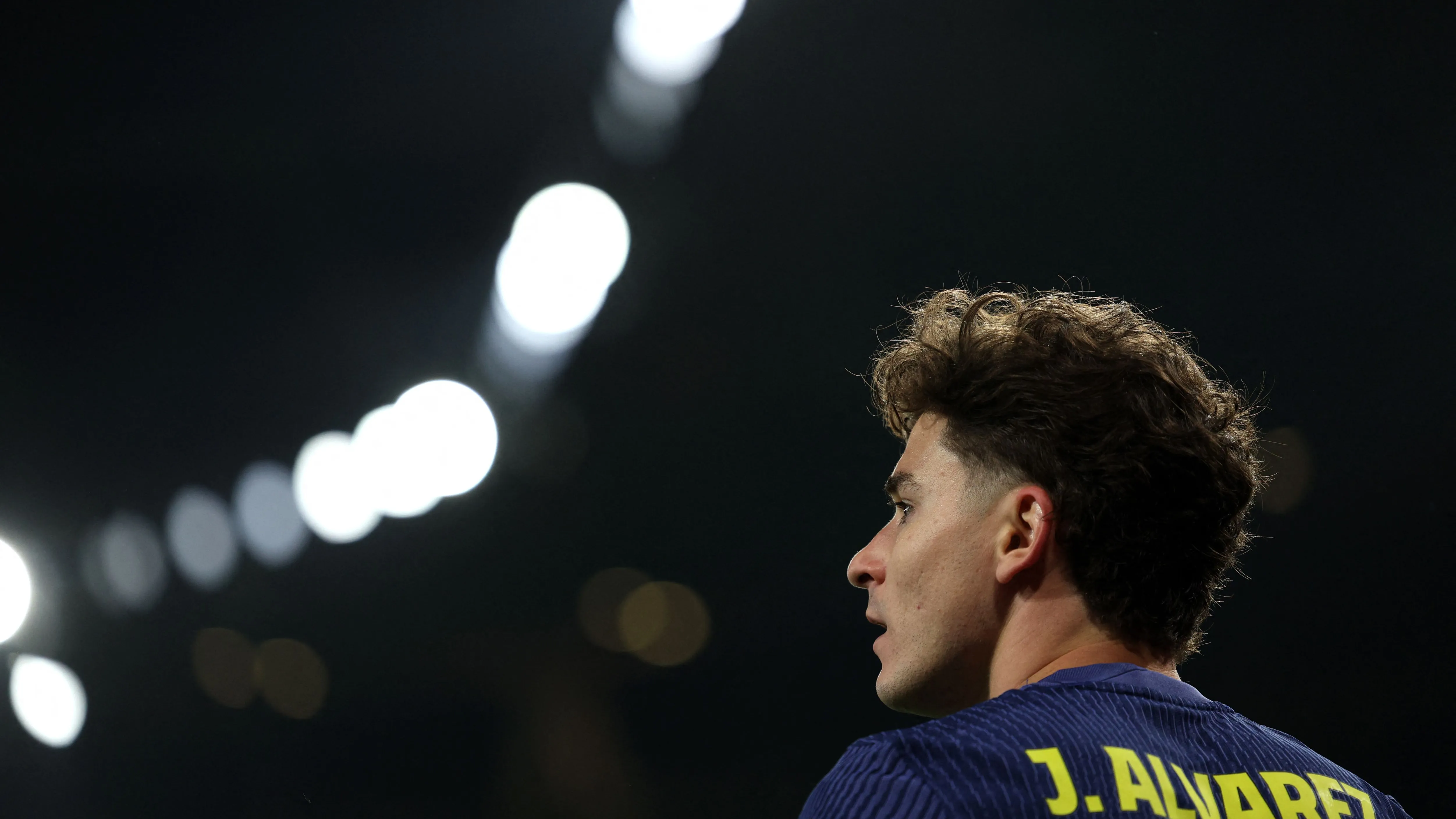 “متعجرف يتلاعب من وراء ظهر أتلتيكو”.. هجوم حاد على برشلونة في ملف ألفاريز