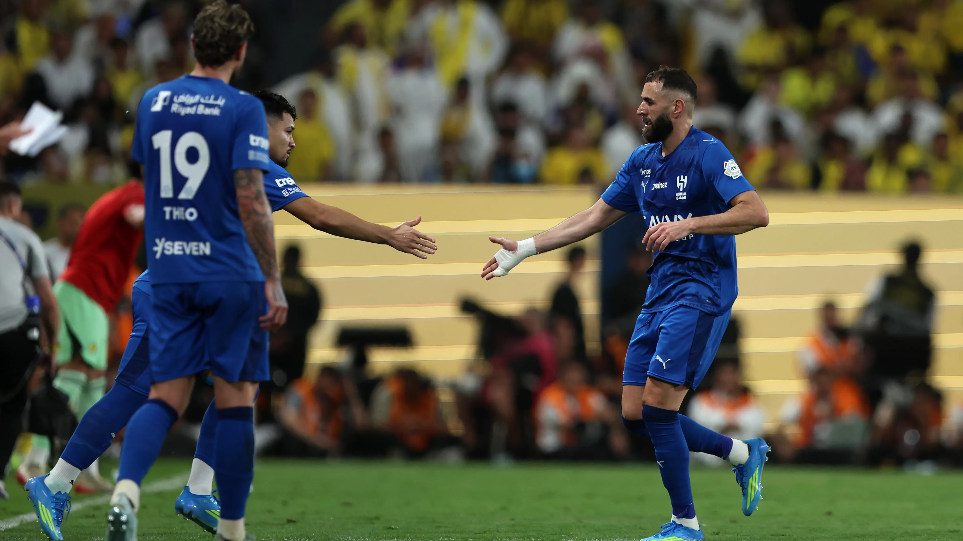 بينهم أسطورة النصر.. توقعات النجوم تضع الهلال على عرش روشن