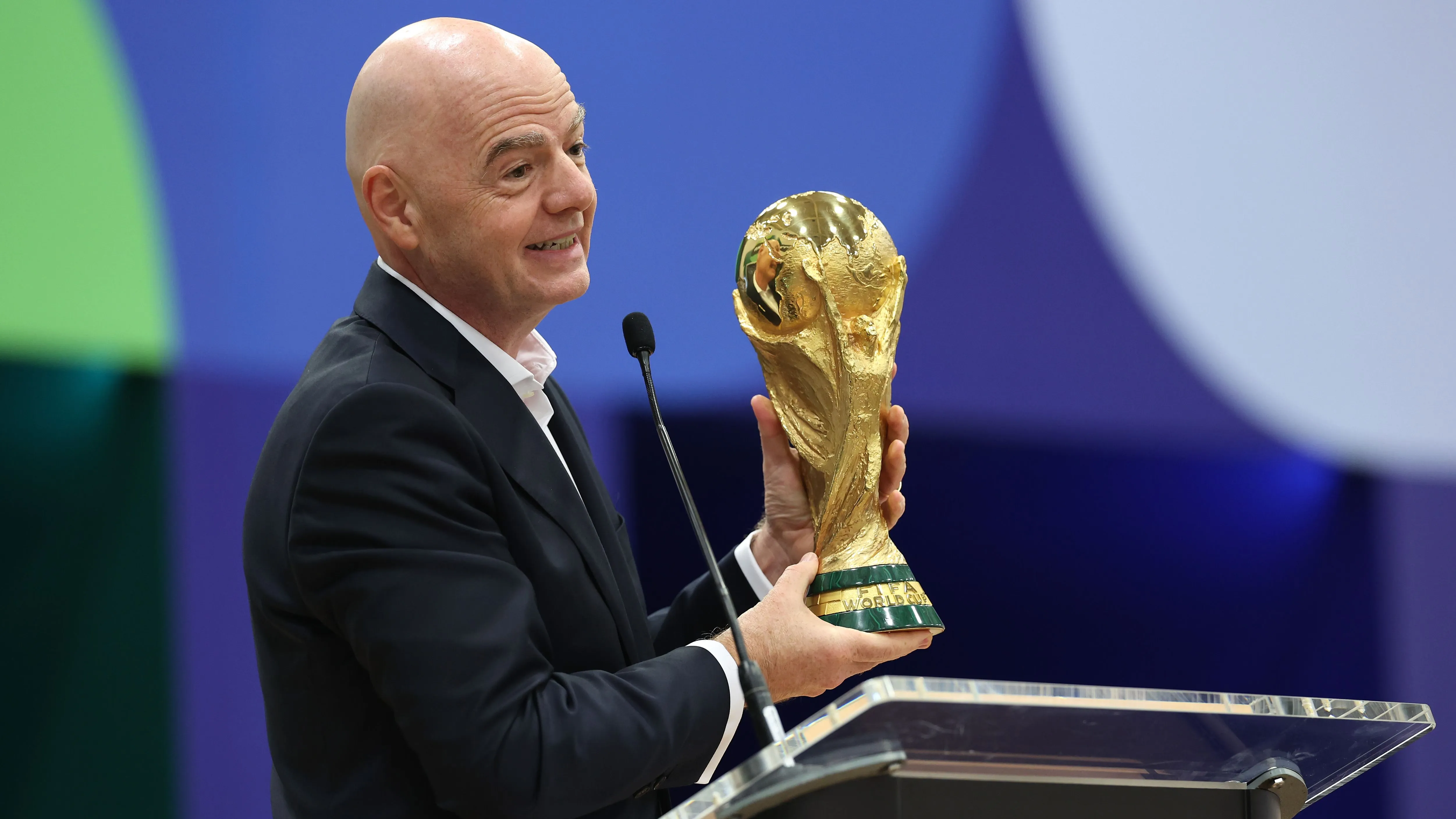 وسط مخاطر الانفصال والتمرد .. إنفانتينو يستخدم “مقترح كأس العالم” لإنقاذ منصبه