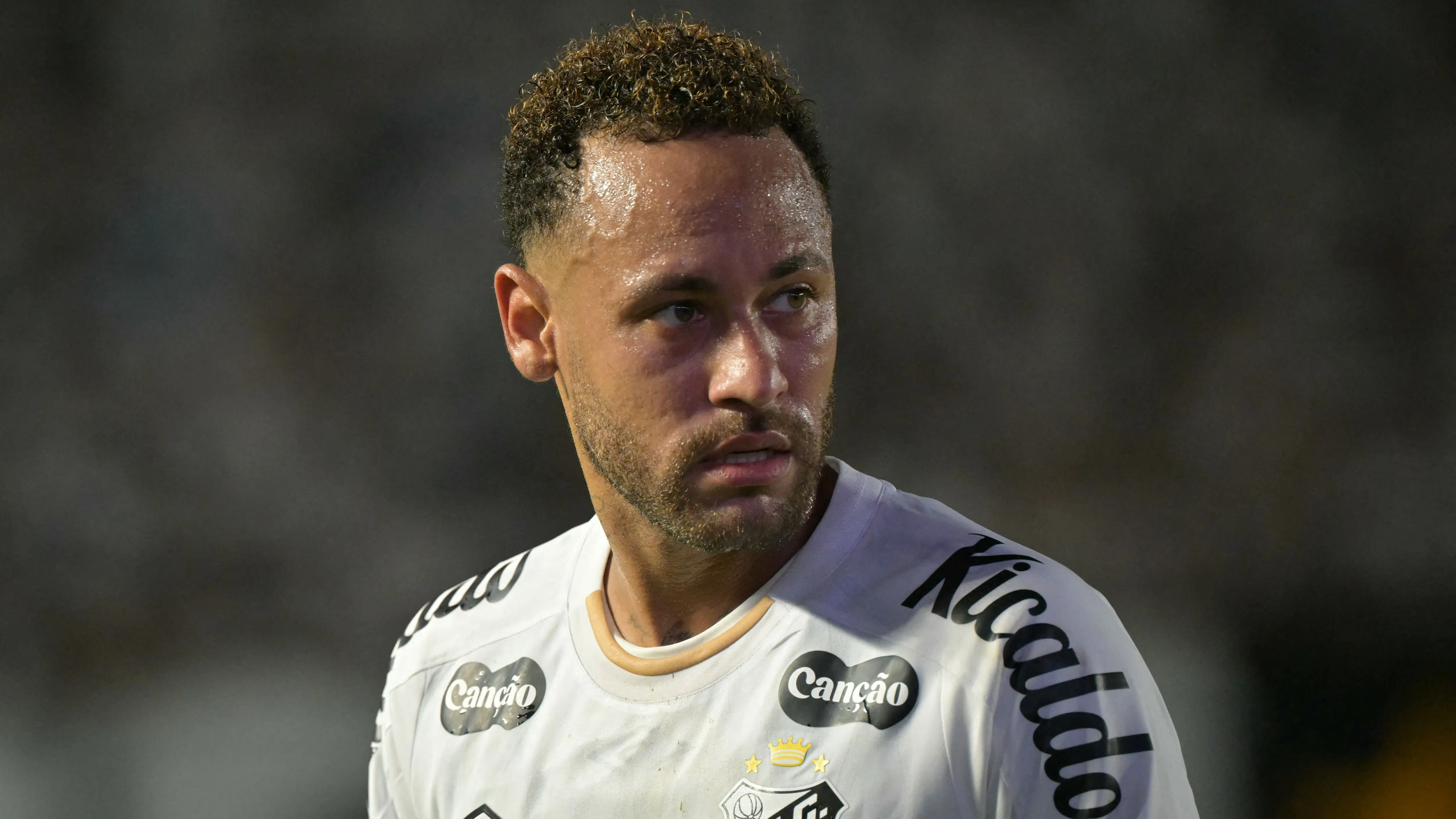 “اهدأ يا رجل” .. نيمار يرد على أنباء غيابه عن قمة كأس البرازيل بسبب الملعب