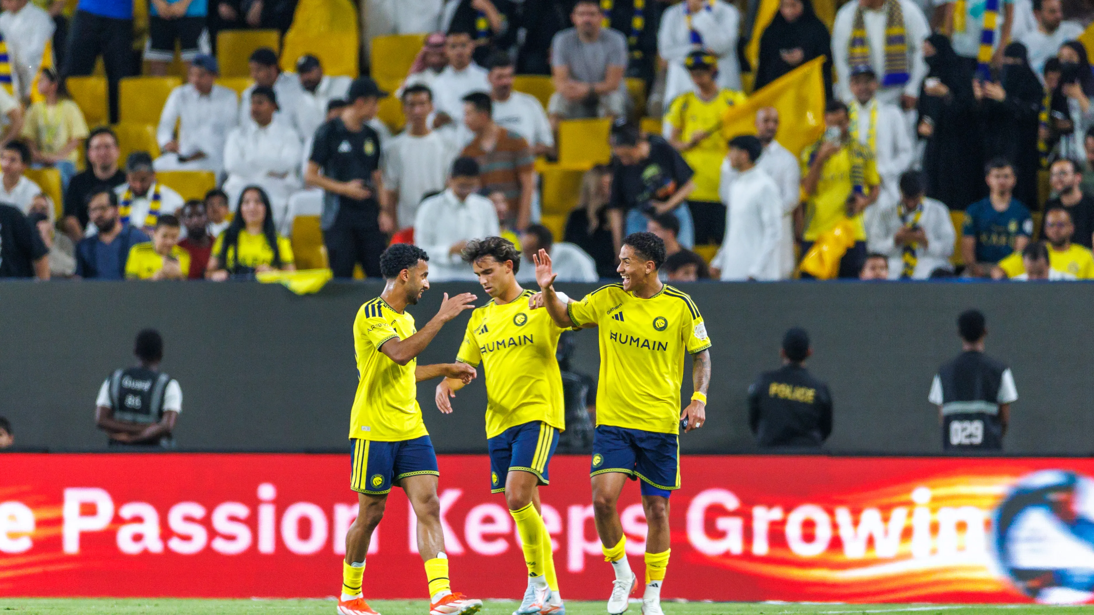 رقم تاريخي.. ثلاثية الفتح تضع النصر على طريق الهلال