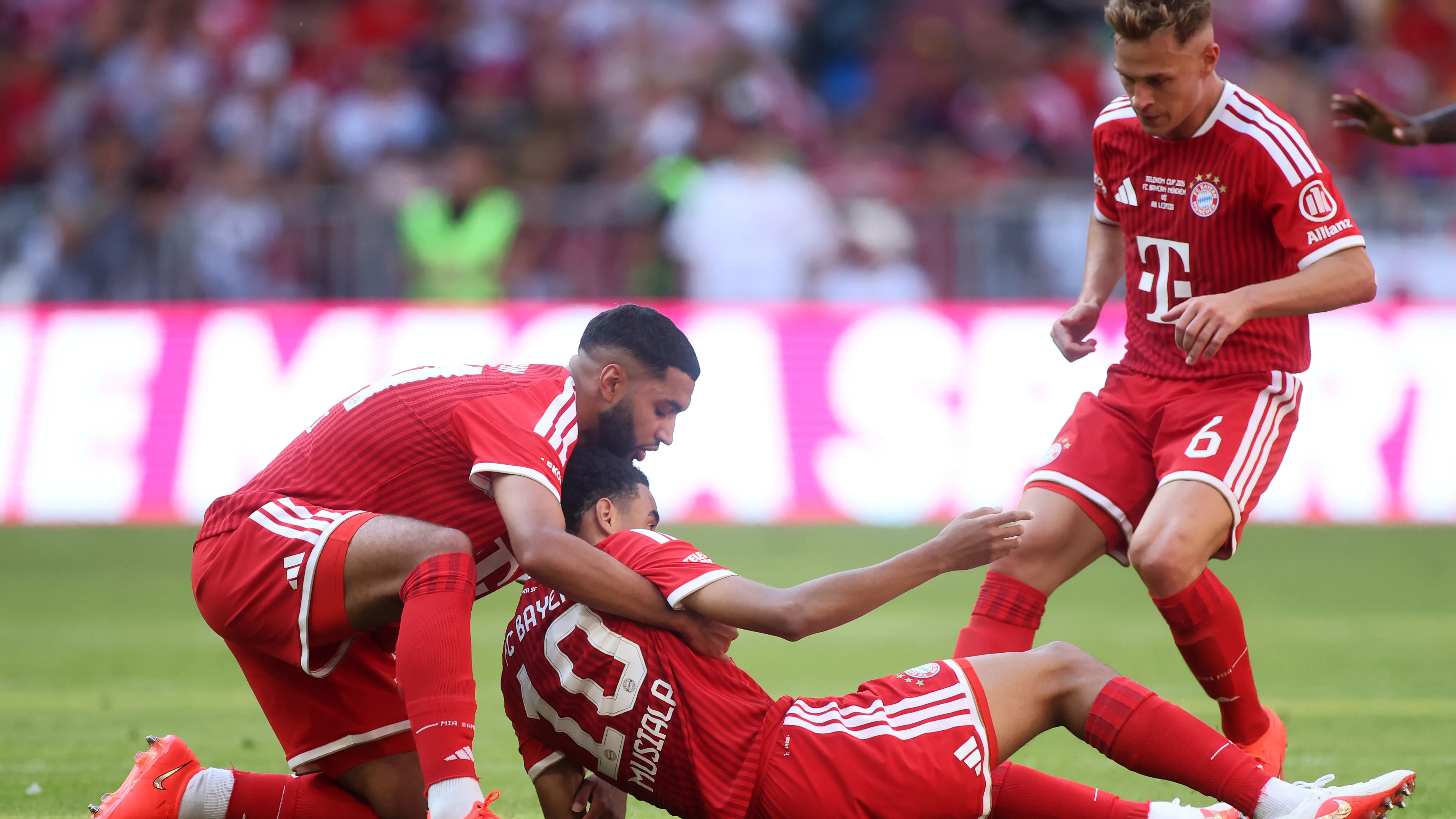 مشهد مقلق.. موسيالا يتعرض للإغماء والصيباري يهرع لمساعدته